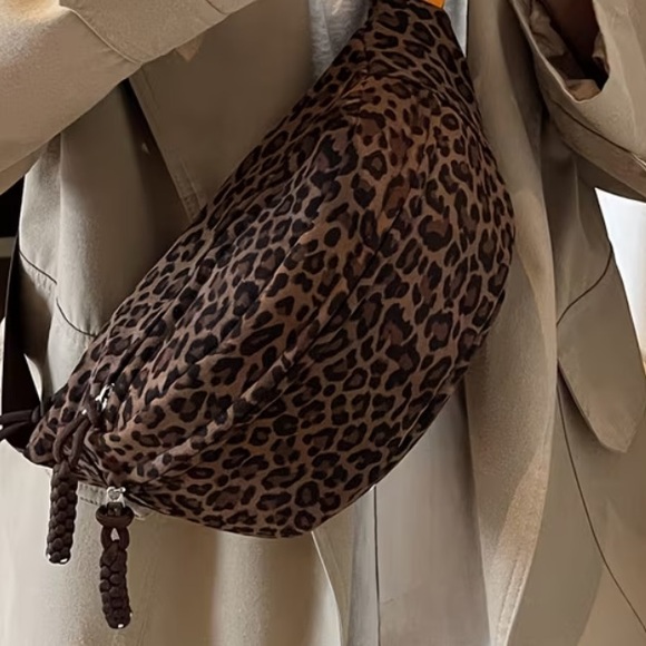 Women’s Leopard Print Crossbody Bag Coffee Color Multi-Pocket Faux Leather NWT - Picture 3 of 7